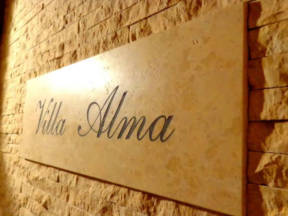Villa Alma 0*, Kastelir