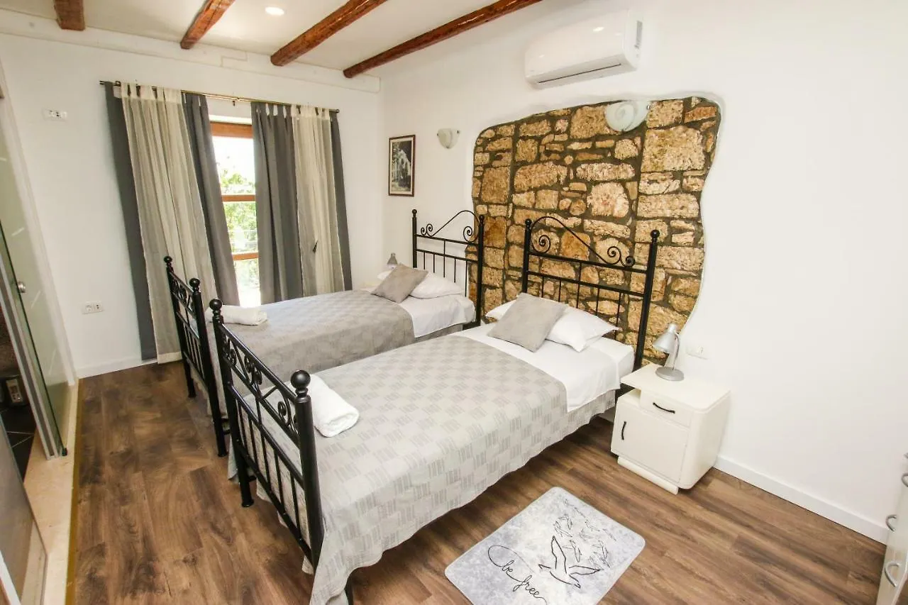 Villa Alma 0*, Kastelir